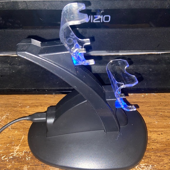 PS4 Charger Stand - Picture 2 of 3
